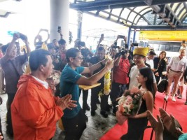 Gubernur Ansar bersama Menteri Sandiaga Uno Sambut Wisman Pertama Kepri 2024