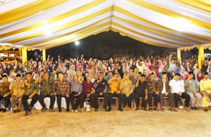 Berbaur Dengan Masyarakat Mentigi, Gubernur Ansar Komitmen Percepat Pembangunan