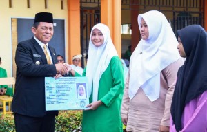 Gubernur Ansar Serahkan KTP-El kepada Siswa, Upaya Wujudkan Satu Data dan Penuhi Hak Konstitusi