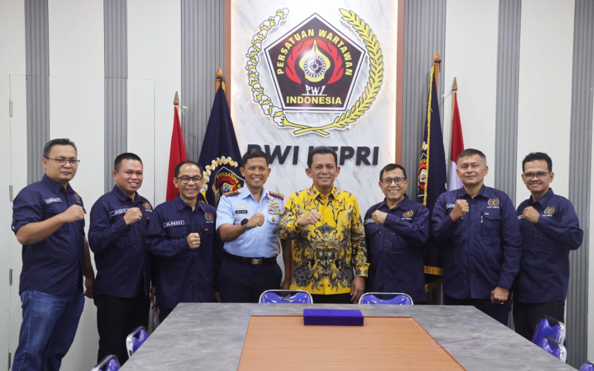 Hadir di Acara Pelantikan PWI & IKWI Kepri, Gubernur Ansar Puji Kekompakan PWI