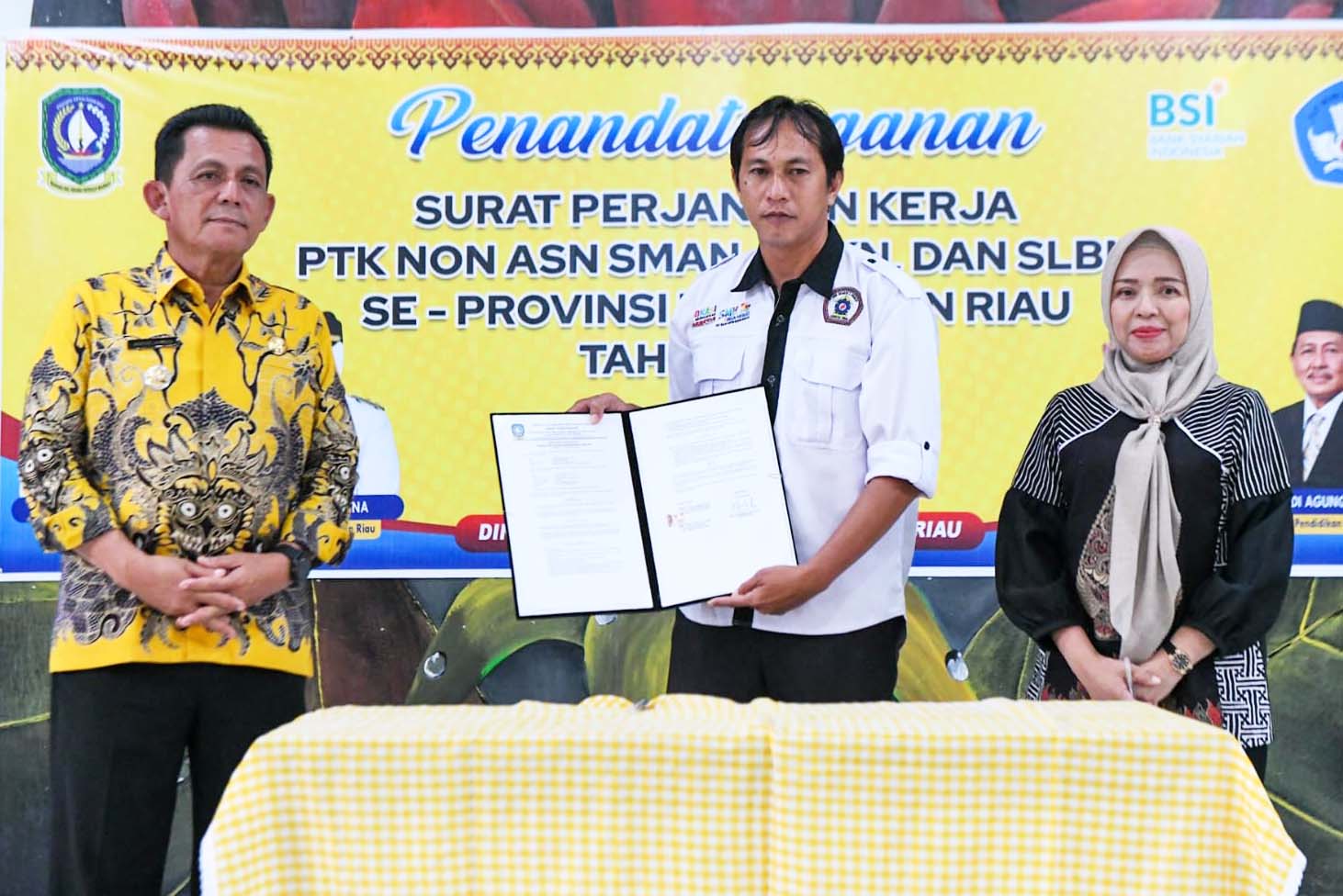 Gubernur Ansar Serahkan SK kepada 211 PTK Non ASN di Lingga