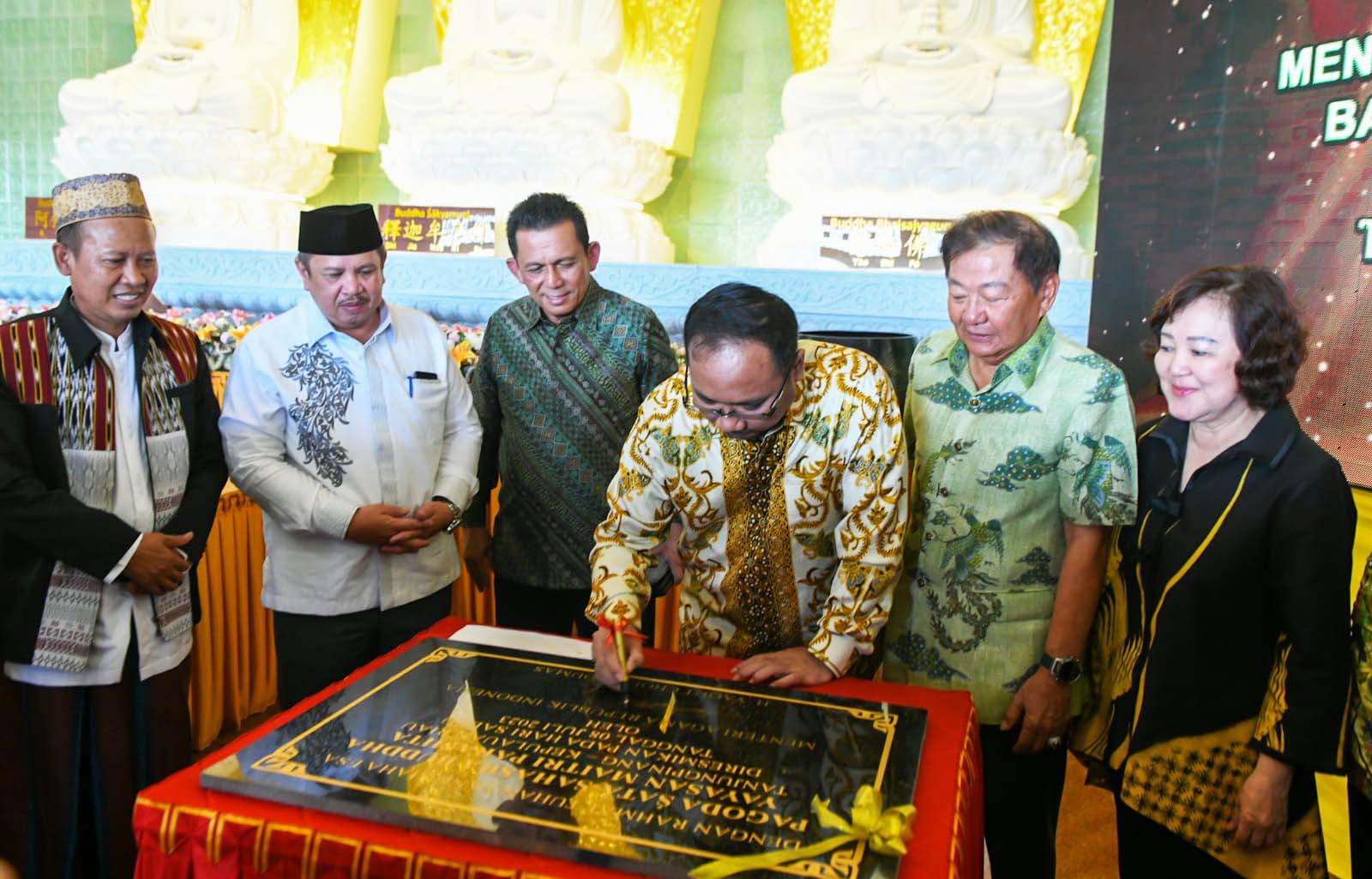 Menag Yaqut dan Gubernur Ansar Silaturahmi dengan Umat Buddha di Pagoda Sata-Sahasra Buddha