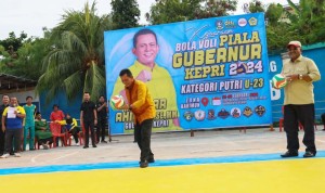 Gubernur Ansar Ahmad Buka Kejuaraan Bola Voli Putri U-23 di Karimun