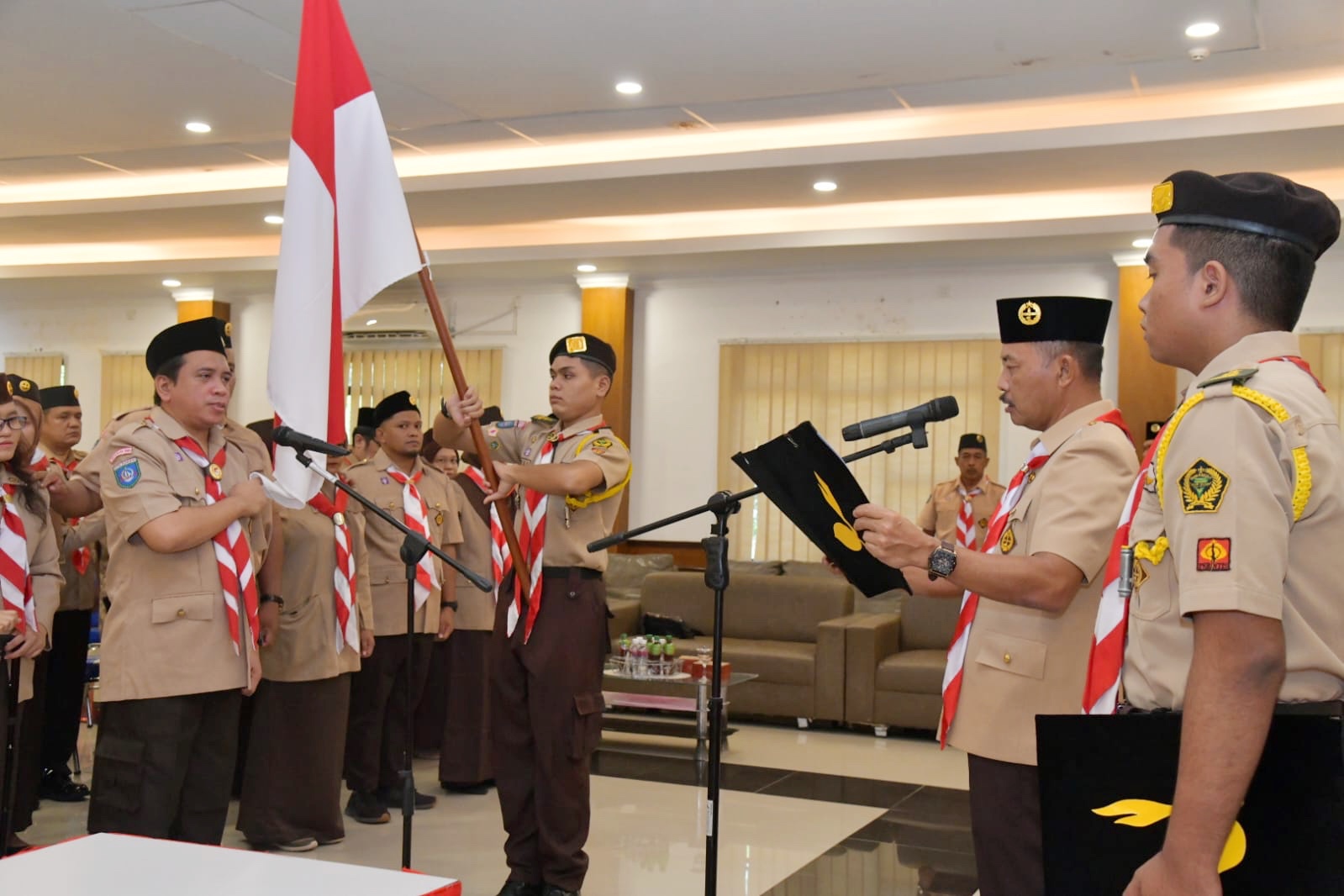 Sekda Kepri Lantik Pengurus SAKA POM Kepri, Ajak Pramuka Turut Menjaga Pemilu Damai