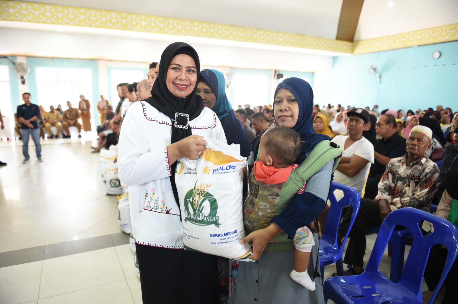 Ketua TP-PKK Kepri dan Bupati Bintan Serahkan Bantuan Pangan Beras Tahap 1 Tahun 2024 Kepada Masyarakat Bintan