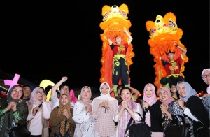 Istri Menhub RI Endang Sri Hariatie Ikut Menikmati Kemeriahan Bazar Imlek di Jalan Merdeka