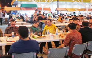 Wakapolri Komjenpol Agus Nikmati Es Cendol dan Otak-otak Goreng di Akau Potong Lembu