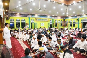 Gubernur Kepri H. Ansar Ahmad Serahkan Bantuan Rp70 juta Saat Safari Subuh di Masjid Baitul Karim Tanjung Balai Karimun