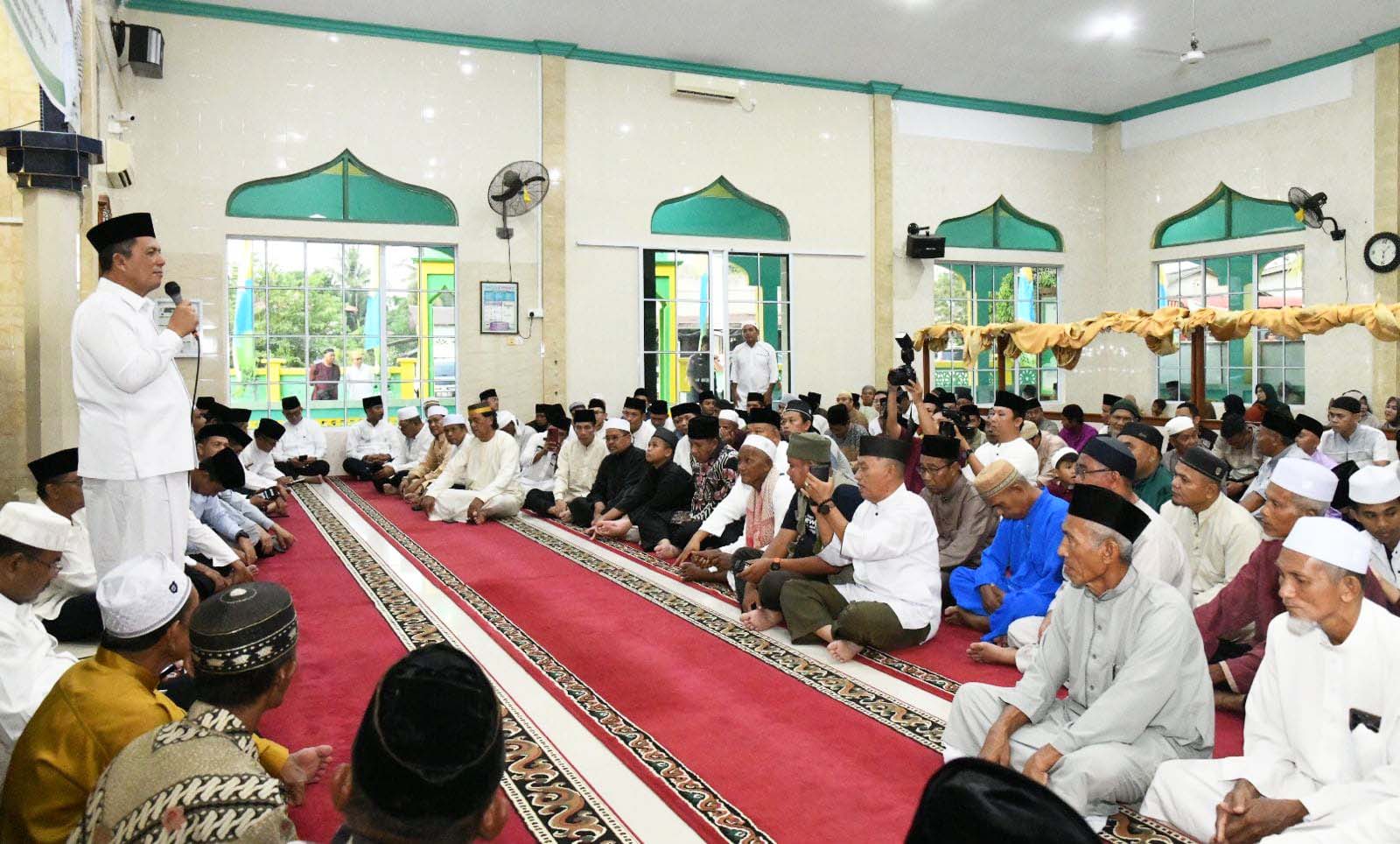 Safari Ramadhan di Kabupaten Karimun, Ansar Serahkan Sejumlah Bantuan