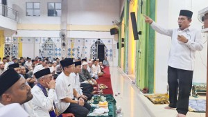 Gubernur Ansar & Menparekraf RI Terawih di Masjid Mukhtarul Arifin Tembesi