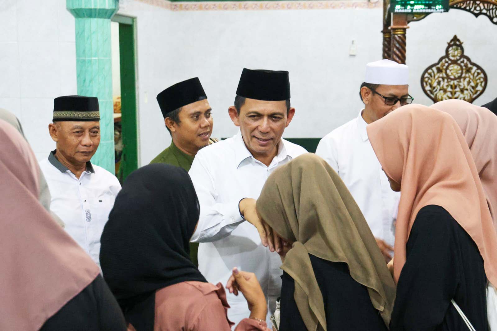Gubernur Ansar Motivasi Masyarakat Untuk Tidak Putus Asa