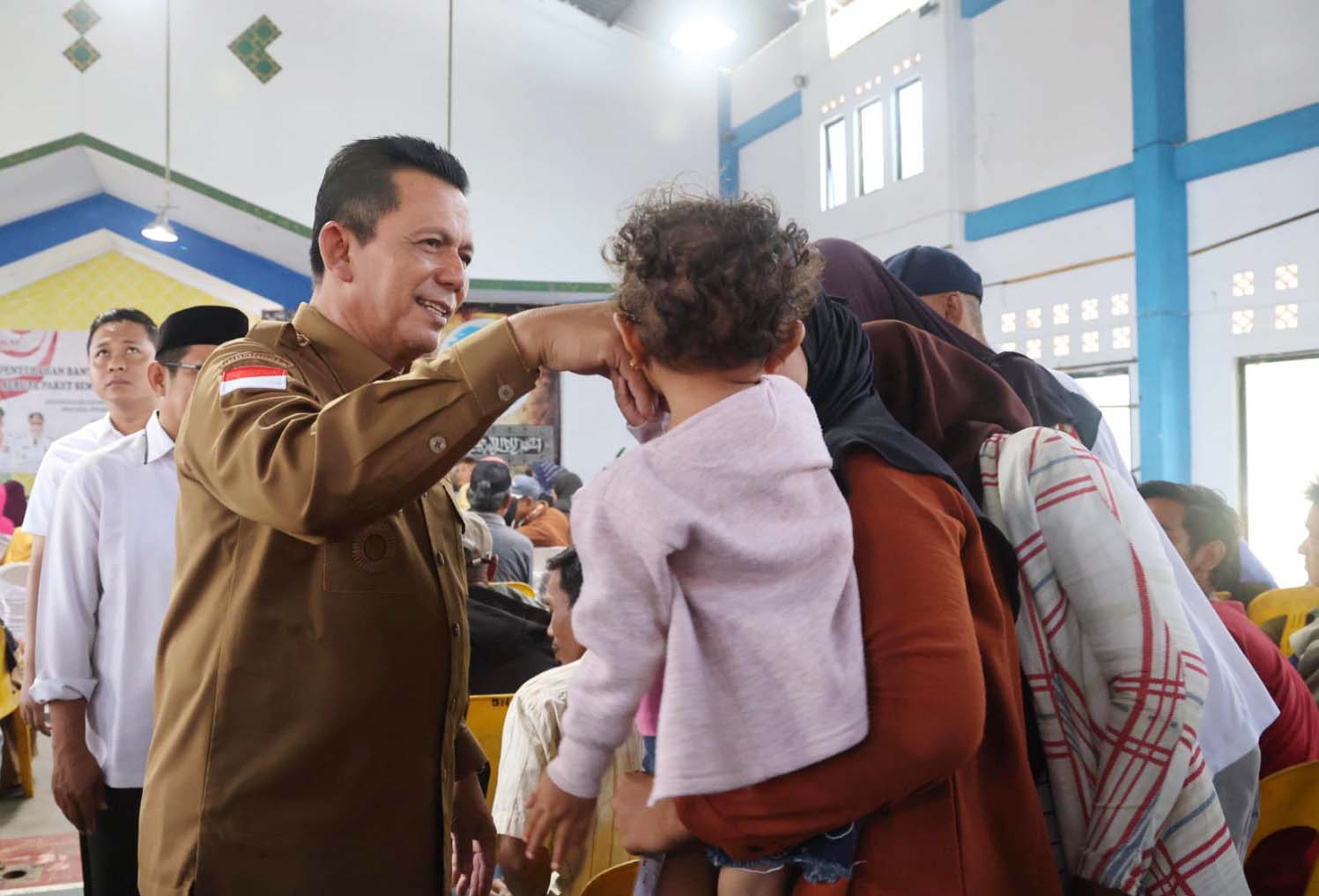 Gubernur Ansar Serahkan Bantuan Sembako Bagi Masyarakat Bintan Jelang Lebaran