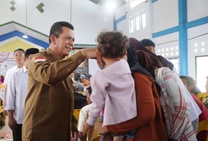 Gubernur Ansar Serahkan Bantuan Sembako Bagi Masyarakat Bintan Jelang Lebaran