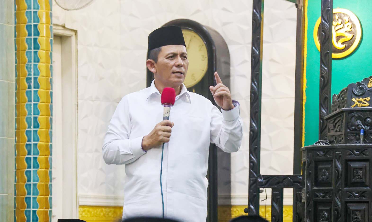 Tausiah Usai Terawih di Masjid Jannatul Ma'wa, Gubernur Ansar Ajak Jamaah Istiqomah Beribadah