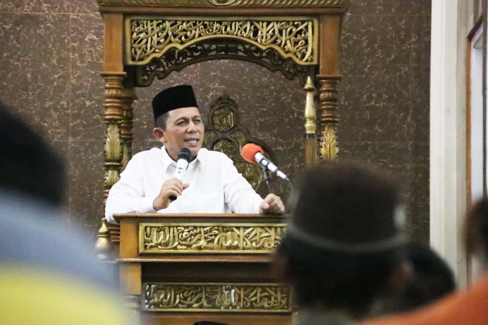 Khatib Tarawih di Bengkong, Gubernur Ansar Jelaskan Takwa sebagai Tujuan Berpuasa