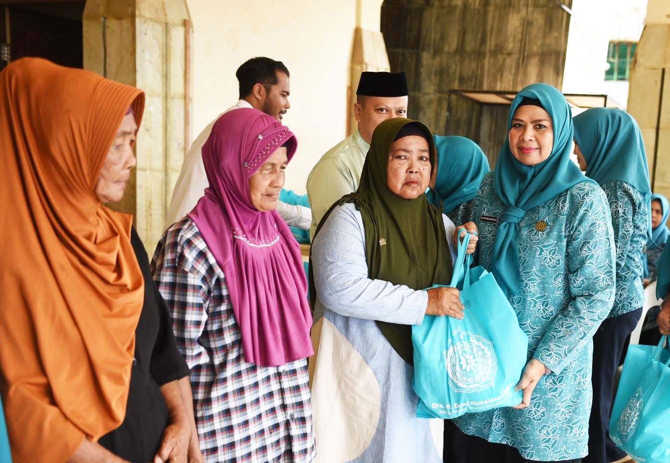 Ketua TP-PKK Kepri Serahkan 50 Paket Sembako Kepada Warga Desa Kelong