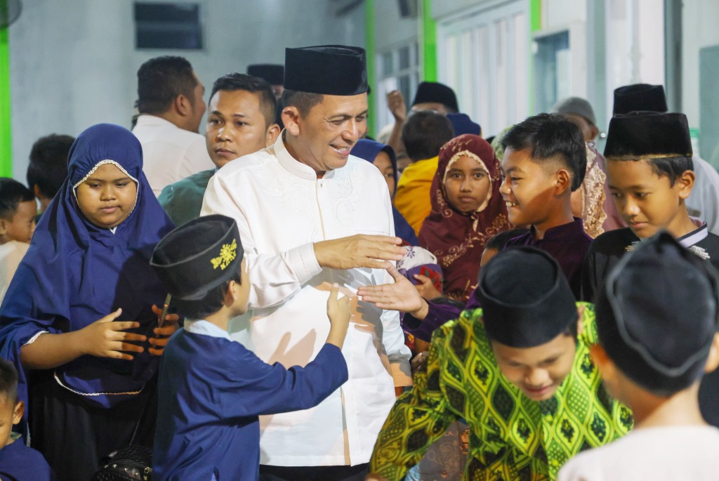 Gubernur Ansar Apresiasi Jamaah Masjid Darul Mukhlisin Tetap Istiqomah di Akhir Ramadhan