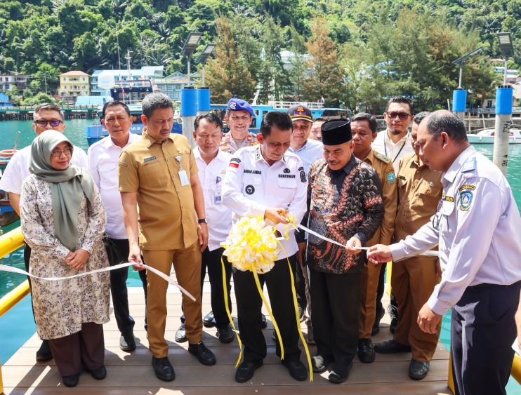 Gubernur Ansar Resmikan Ponton HDPE Pelabuhan Tarempa, Memperlancar  Aksesbilitas Masyarakat Pesisir