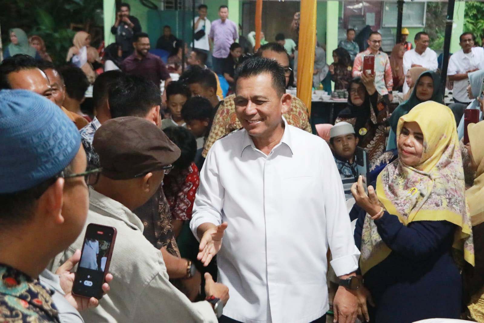 Di Tengah Rintik Hujan, Masyarakat Tembesi Antusias Dengarkan Paparan Program Strategis Gubernur Ansar