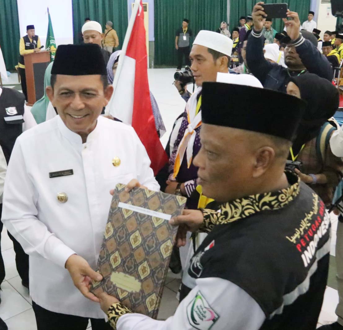 Gubernur Ansar Lepas 487 Jemaah Calon Haji Kloter 1 Embarkasi Batam