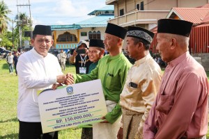 Gubernur Ansar Serahkan Bantuan Kemasyarakatan & Groundbreaking Sejumlah Paket Strategis 2024 di Anambas