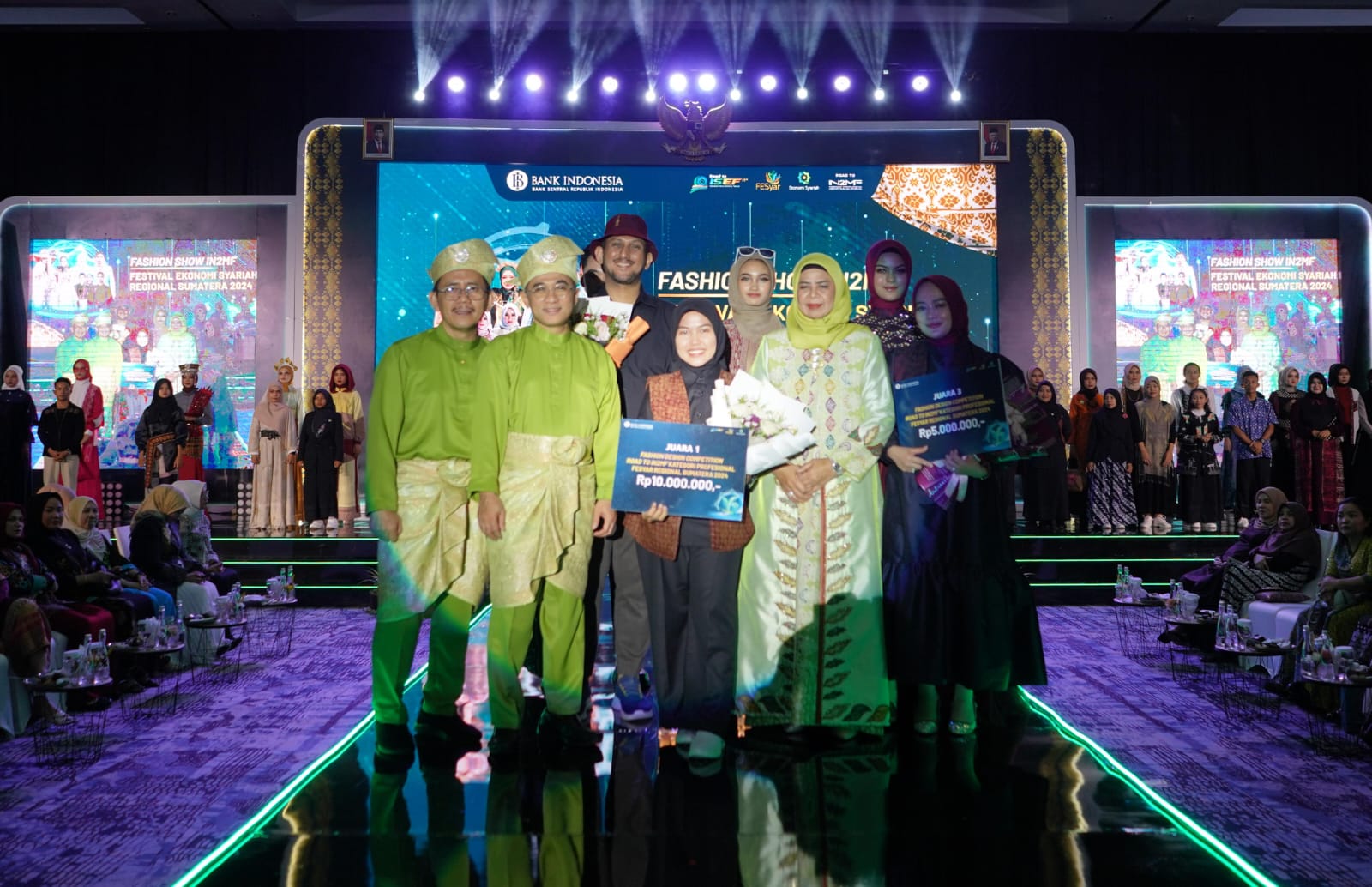 Hadiri Fashion Show Fesyar Sumatera 2024, Dewi Ansar Ingin Fashion Budaya Makin Maju