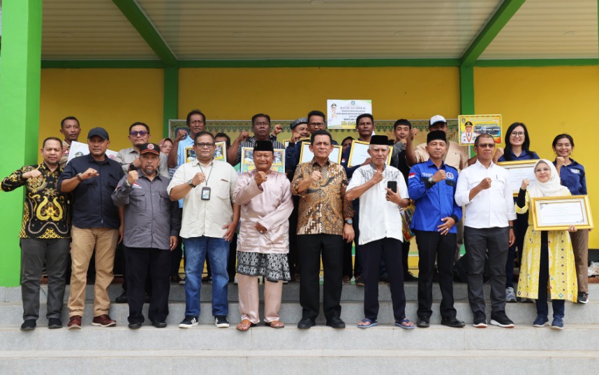 Silaturahmi dengan Masyarakat Pulau Buluh, Gubernur Ansar Serahkan Berbagai Bantuan