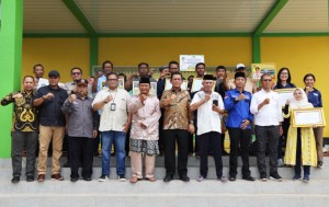 Silaturahmi dengan Masyarakat Pulau Buluh, Gubernur Ansar Serahkan Berbagai Bantuan