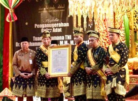 Kasal Dianugerahi Gelar Adat oleh LAMR, Gubernur Ansar Pasangkan Pingat
