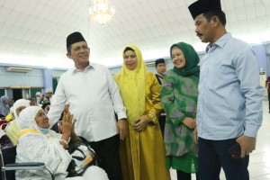 Gubernur Ansar Sambut Jamaah Haji Kloter Pertama Debarkasi Batam Tahun 2024