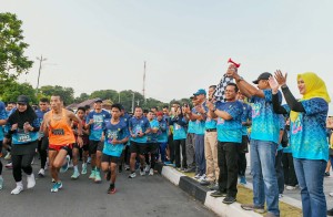 Gubernur Ansar dan GM PLN UIB RKR Lepas Ribuan Peserta 5K PLN Mobile Fun Run 2024