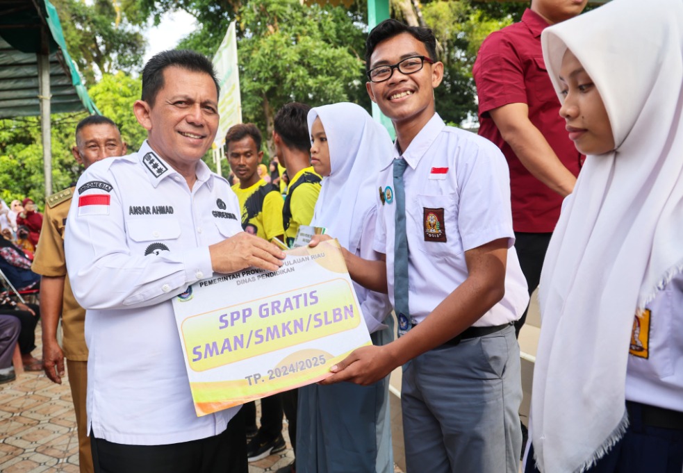 Beri Harapan Baru Kepada Masyarakat Rejai, Ansar Ahmad Serahkan Bantuan Senilai Rp3,13 Miliar