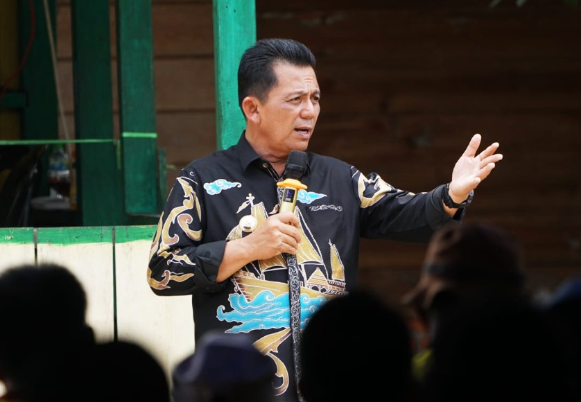 Gubernur Ansar Ahmad Serahkan Bantuan Rp3,99 Miliar di Desa Kerandin, Kabupaten Lingga