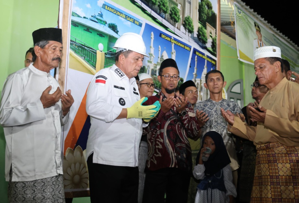 Kunker Hari Pertama Gubernur Ansar di Lingga Ditutup dengan Penyerahan Bantuan Rp1,42 Miliar di Senayang