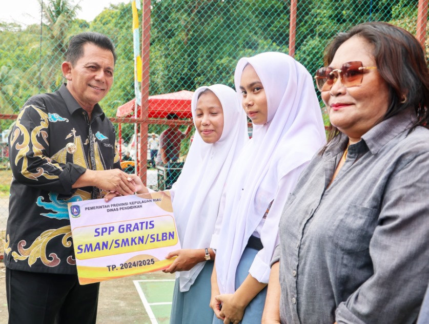 Gubernur Ansar Ahmad Salurkan Bantuan Senilai Rp523,2 Juta di Kecamatan Pancur, Kabupaten Lingga