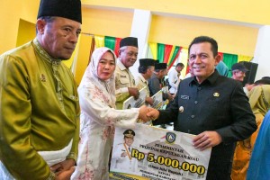 Gubernur Ansar Serahkan Bantuan Rp29,6 Miliar untuk 3 Kecamatan di Kabupaten Bintan