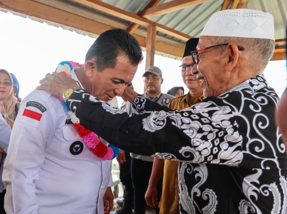 Lanjutkan Kunker ke Desa Mensanak, Ansar Ahmad Salurkan Bantuan Senilai 1,13 Miliar