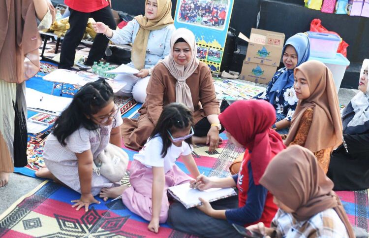Bunda Literasi Kepri Piknik Bersama Puluhan Anak-anak, Baca Buku Bareng hingga Main Game