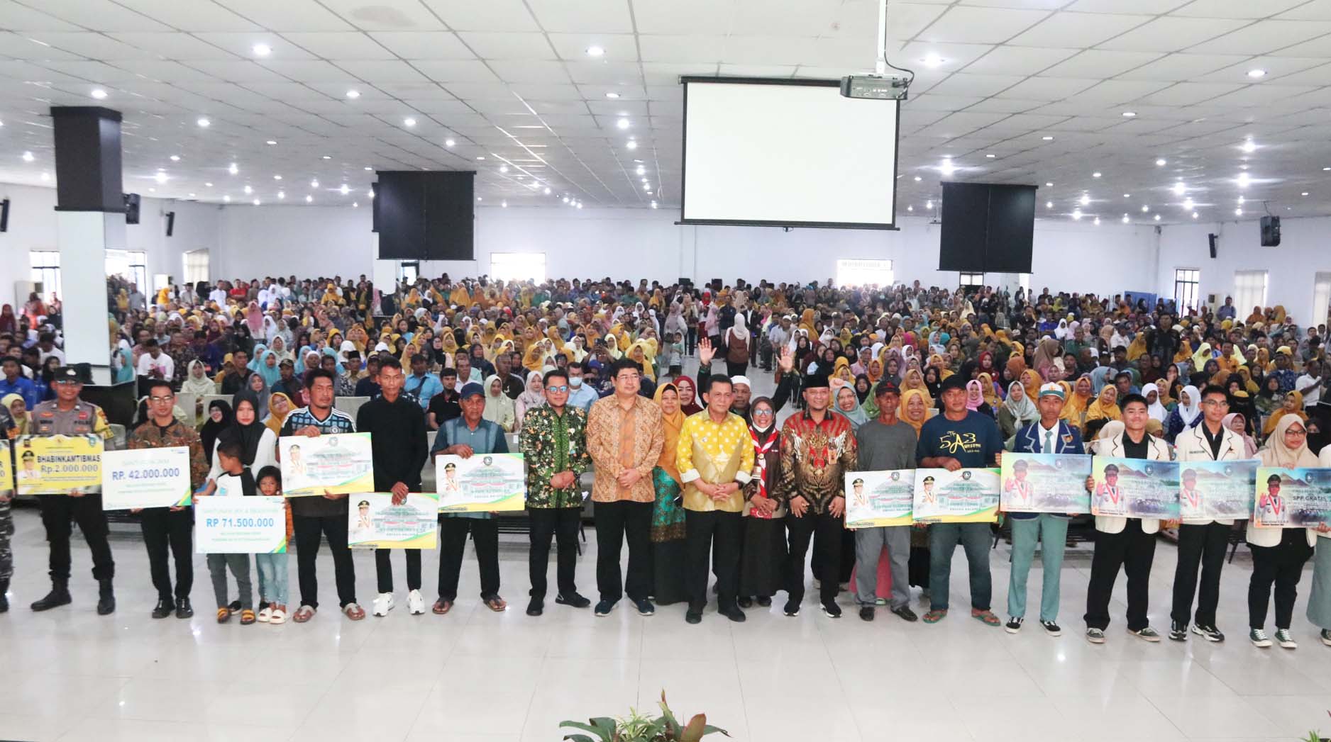 Ansar Serahkan Bantuan Sosial untuk Warga Batu Aji, Sekupang, dan Belakang Padang Senilai Rp108,2 Miliar