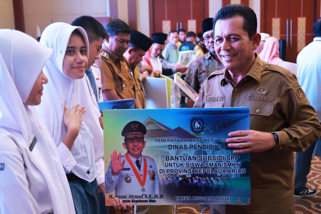Gubernur Ansar Serahkan Bantuan Rp142 Miliar untuk 2 Kecamatan Tanjungpinang, Komitmen Tingkatkan Kesejahteraan Masyarakat
