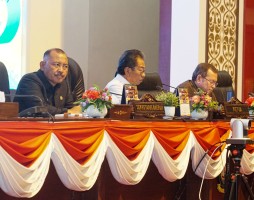 Sekdaprov Adi Dengarkan Pandum Fraksi DPRD Kepri terhadap Nota Keuangan dan Ranperda Perubahan APBD-P 2024
