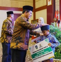 Gebyar Muharram 1446 H, Gubernur Ansar dan Baznas Kepri Serahkan Santunan serta Bantuan untuk 960 Penerima