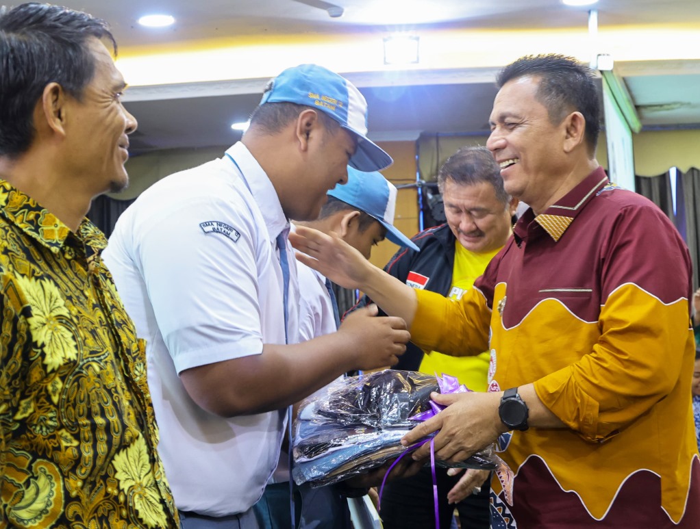 Penyerahan Bantuan Oleh Gubernur Kepri di Batam Dihadiri Ribuan Masyarakat