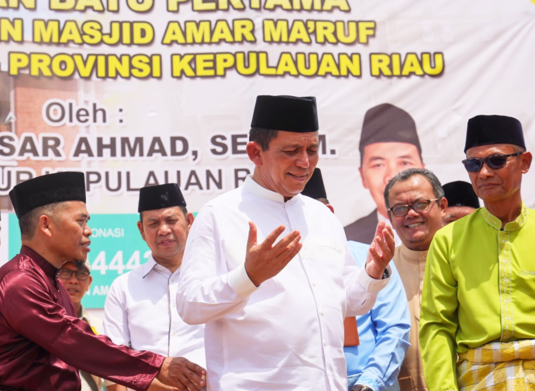 Gubernur Ansar Ahmad Letakkan Batu Pertama Masjid Amar Ma'ruf Tanjungpinang: Simbol Kebanggaan dan Semangat Umat