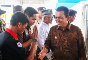 Berkunjung ke Kecamatan Moro, Gubernur Ansar Serahkan Bantuan Senilai Rp10,64 M