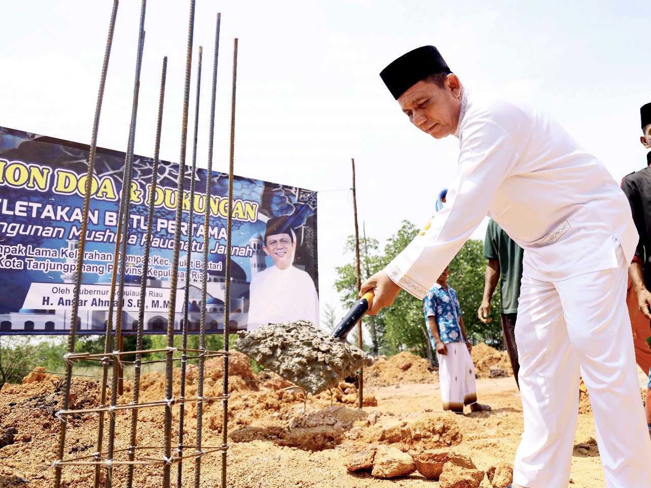 Gubernur Ansar Ahmad Resmikan Peletakan Batu Pertama Musholla Raudhatul Jannah