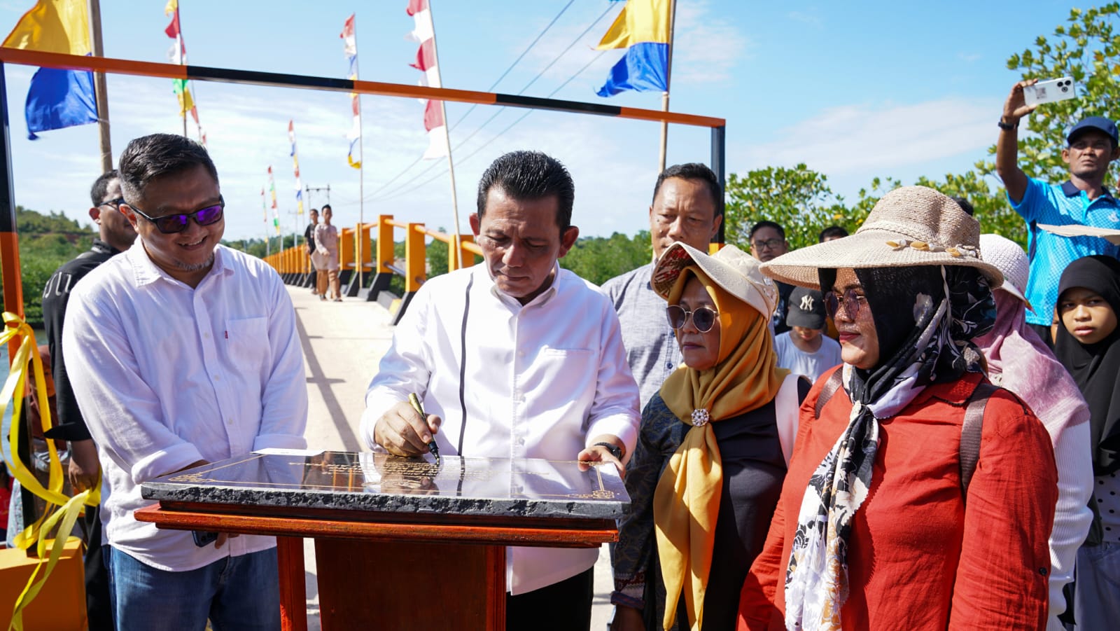 Gubernur Ansar Resmikan Jembatan Penghubung Subang Mas - Air Raja Kota Batam