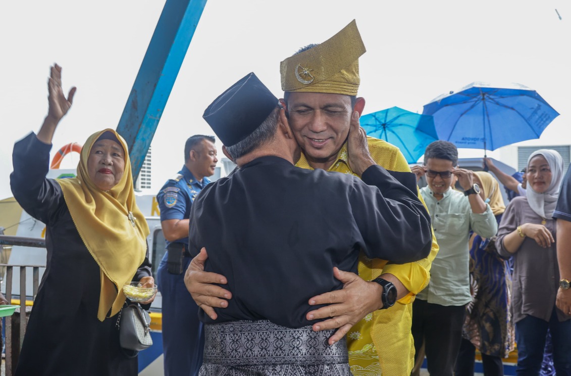 Warga Tanjungbatu Antusias Sambut Gubernur Ansar, Mengarak  di Derasnya Hujan