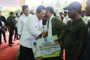 Gubernur Ansar Serahkan Bantuan Rp30,5 M untuk Kecamatan Tebing, Meral, dan Karimun