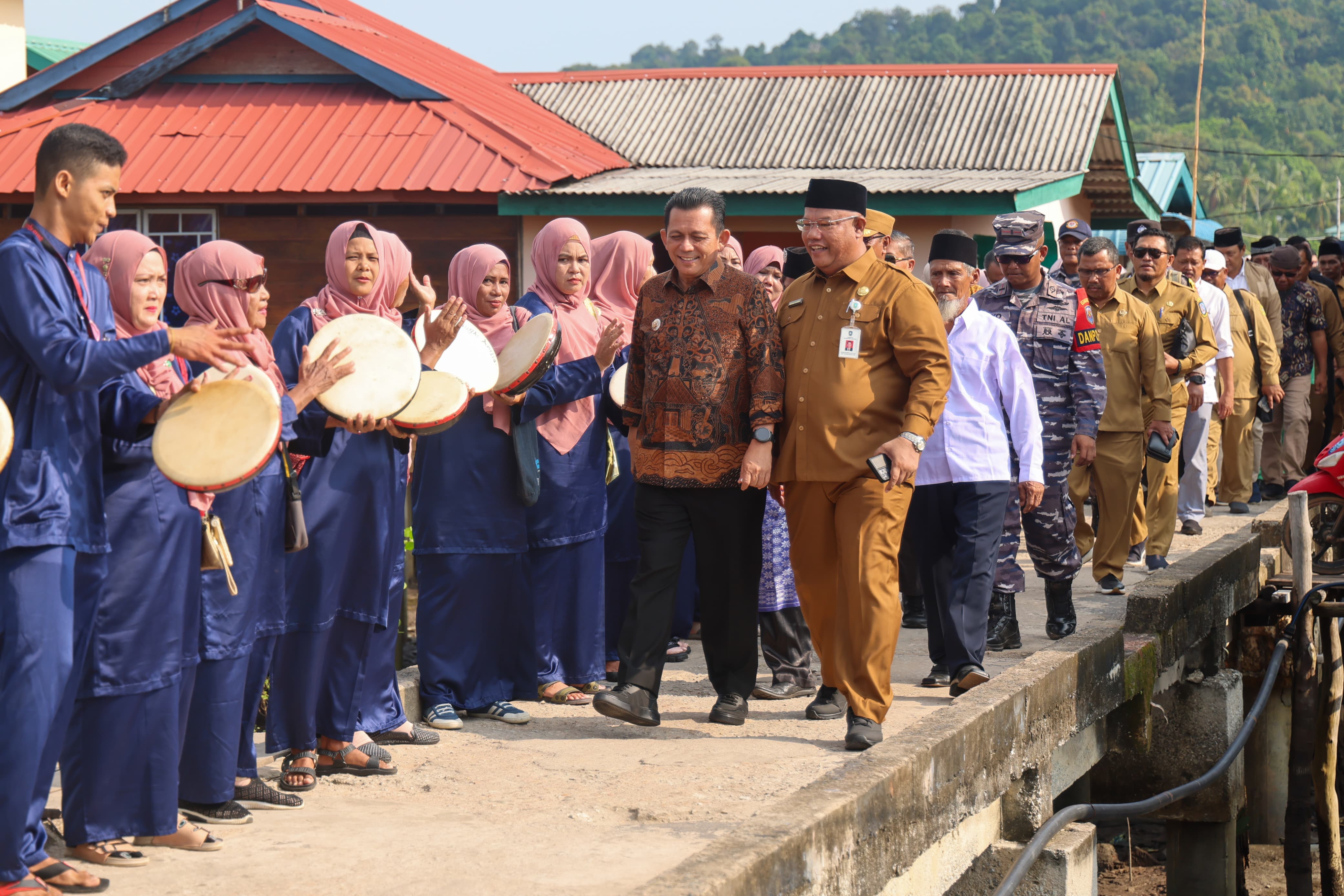 Sambut dengan Beragam Atraksi, Warga Kundur Utara dan Kundur Barat Karimun Terlihat Akrab bersama Gubernur Ansar